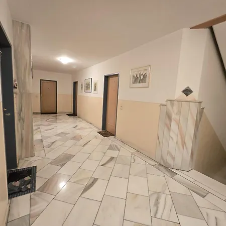 Uni - - 1a * كلاغنفورت