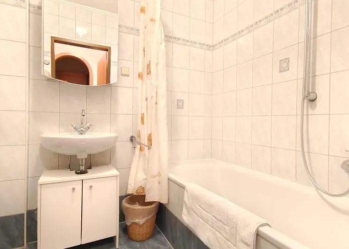 Uni - - 1a Apartment